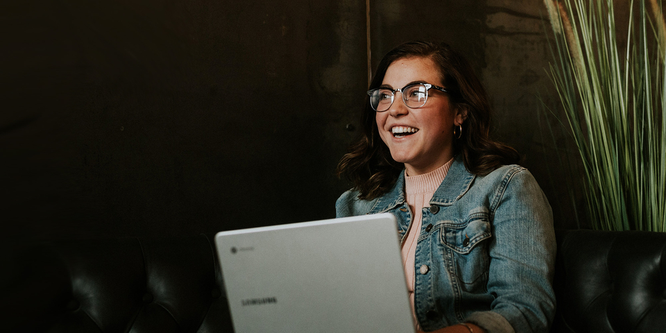Smiling-woman-with-a-laptop