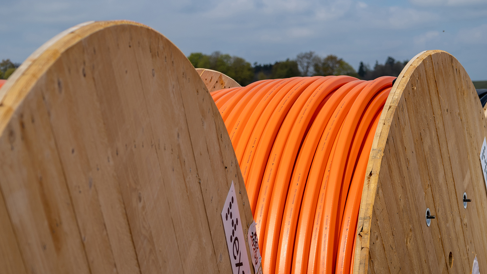 Hexatronic-orange-ducts-on-wooden-drums