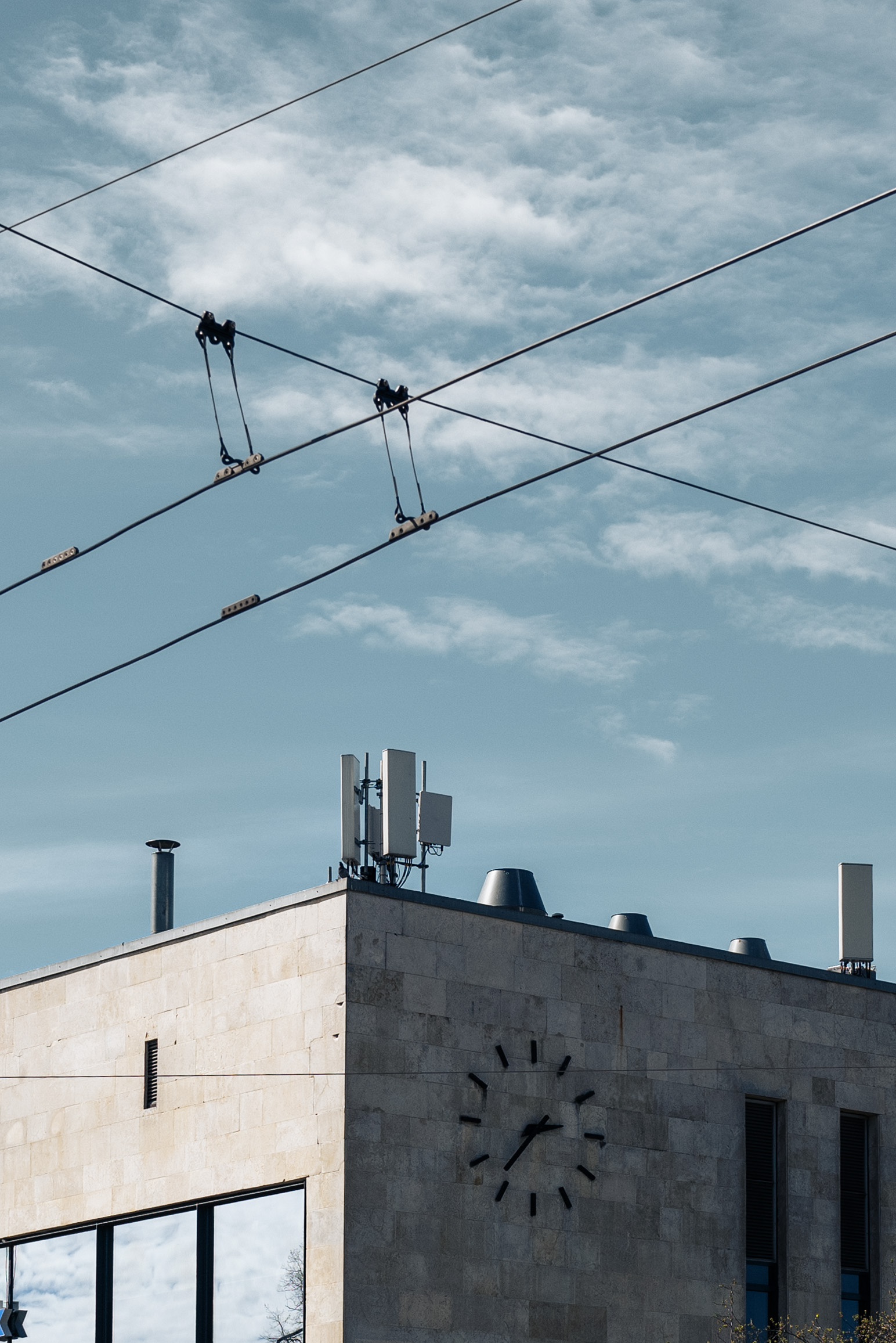 5G antenna on a rooftop under a blue sky.