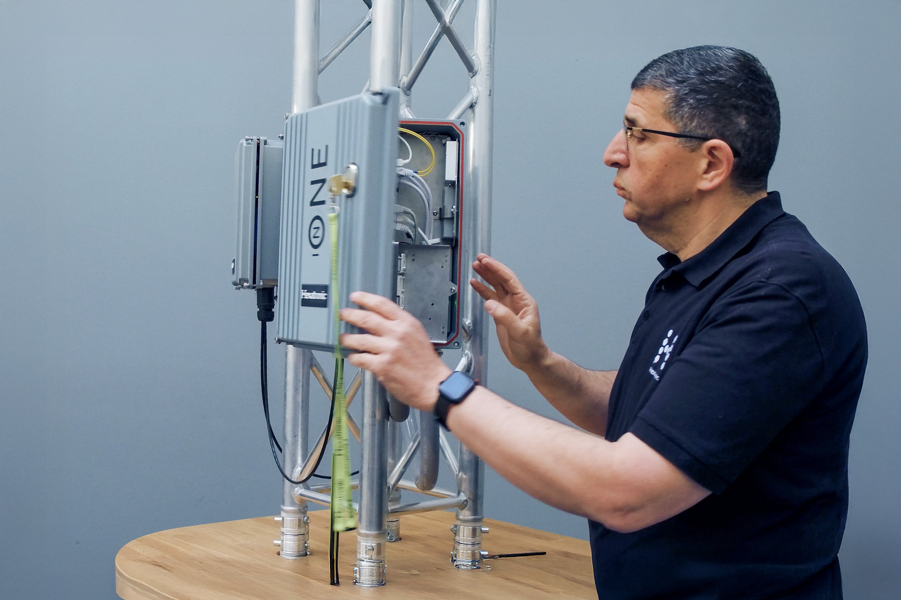 Person demonstrating the Hexatronic InOne box in the demo room.