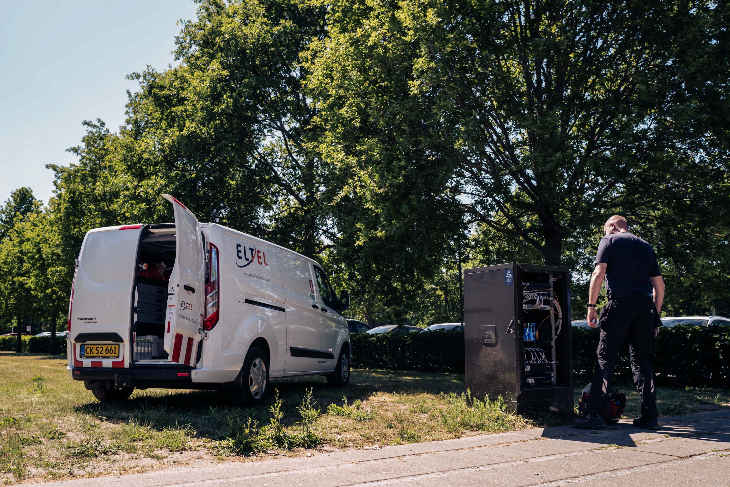 An installer of the InOne powered fiber system at a parking lot in Odense in Denmark. 