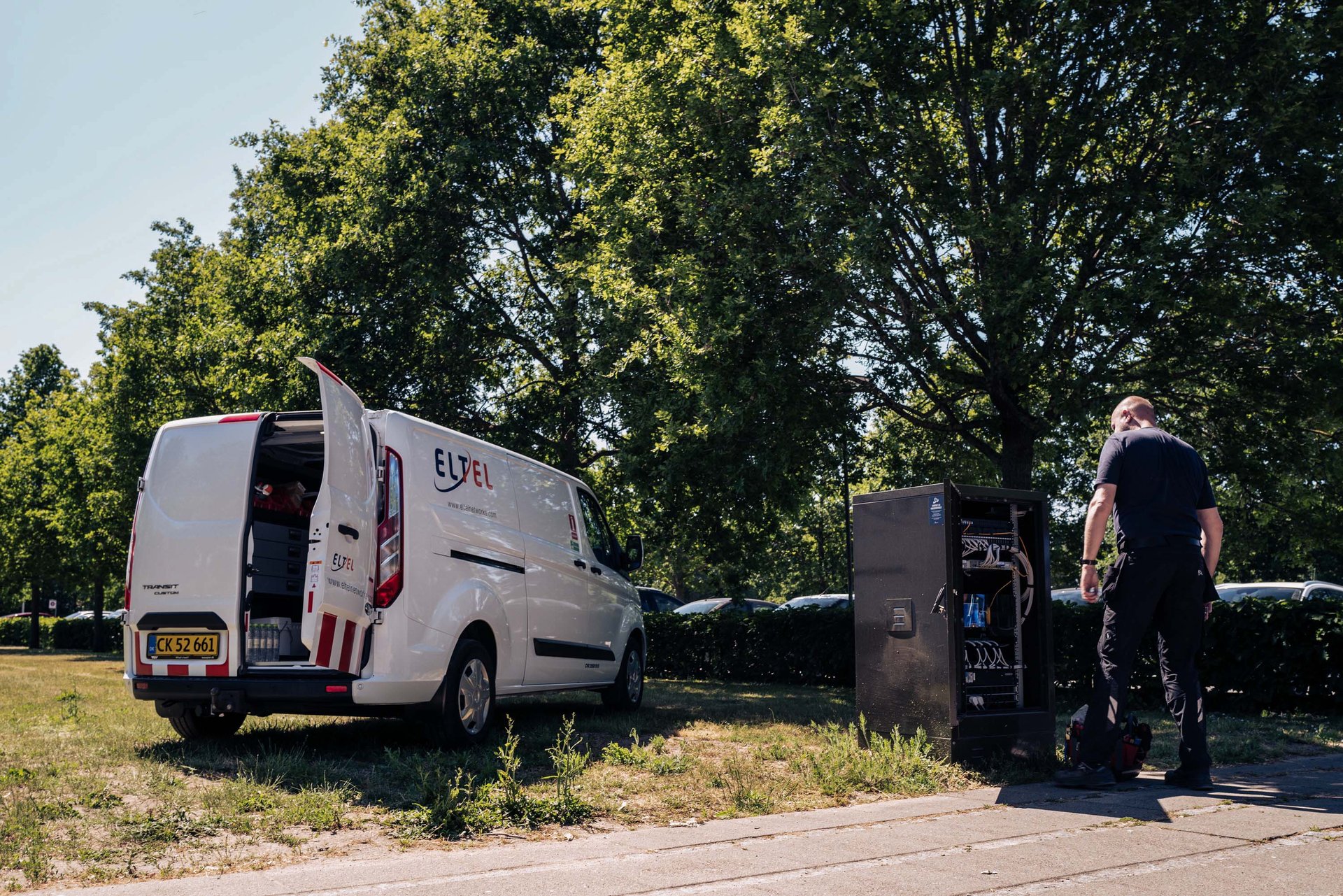 An installer of the InOne powered fiber system at a parking lot in Odense in Denmark. 