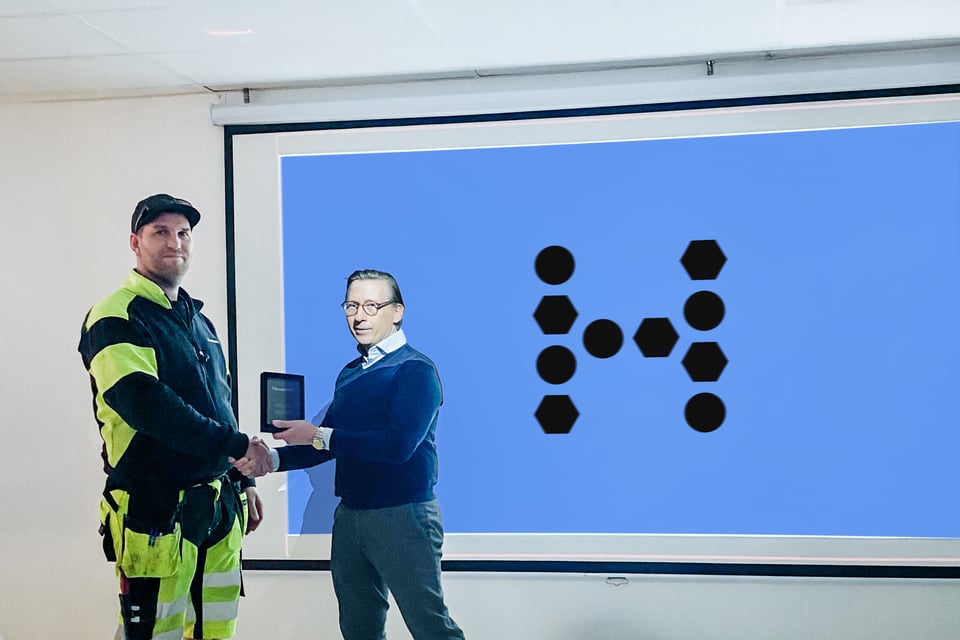 The 2024 Hexatronic Sustainability Award prize ceremony with Jon-Erik Sörling and Magnus Angermund at the Hexatronic factory in Hudiksvall.