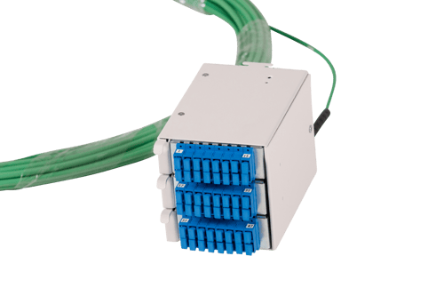 Vit ODF-enhet, prefab med SC/PC-kontakter och mjuk stubbkabel samt grön kabel