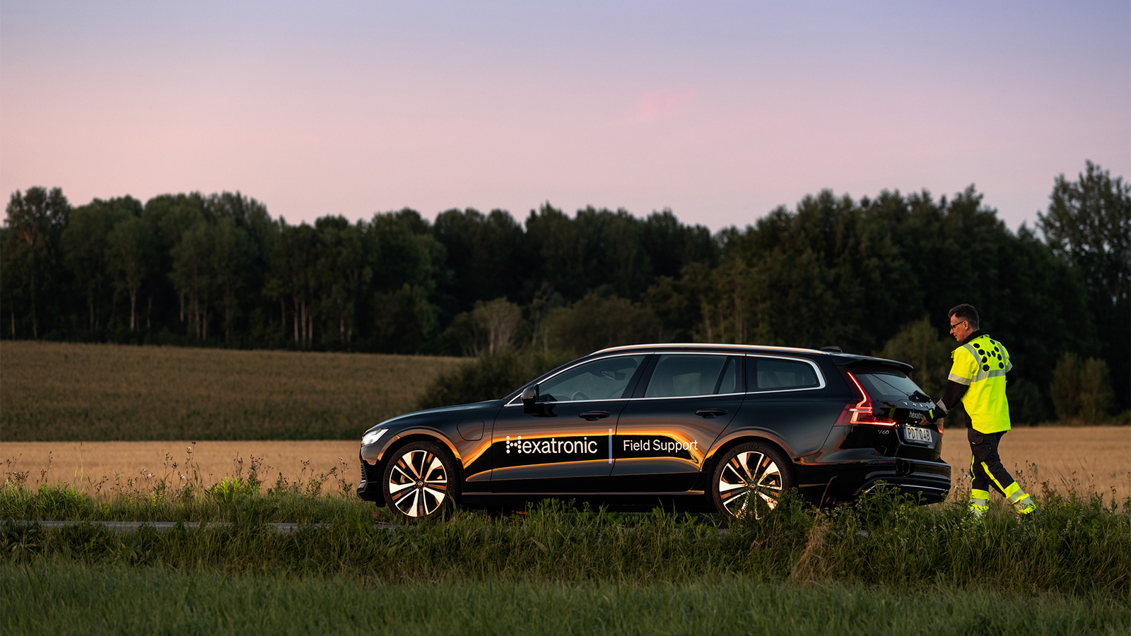 Hexatronic-field-support-by-car