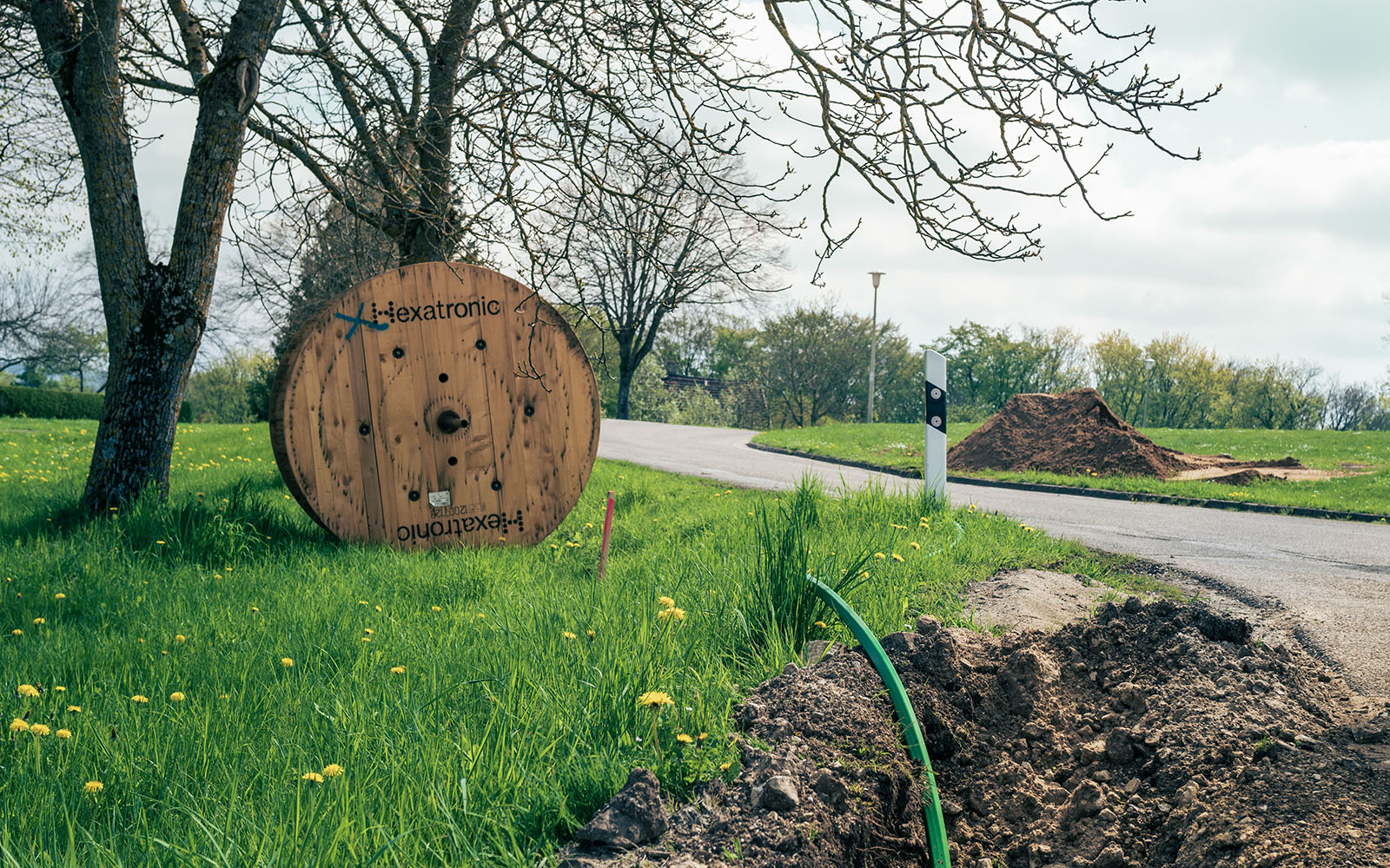 Hexatronic-wooden-drum-duct-on-the-field