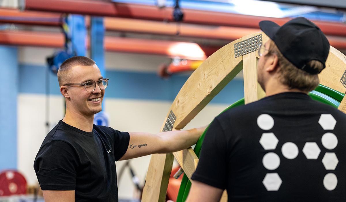 two-hexatronic-employees-in-production